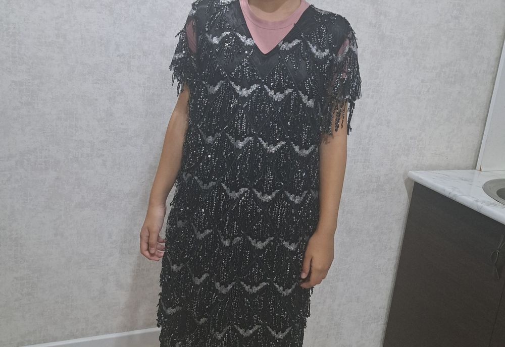 Платье крсивое.  На фото тут надели сверх футболки.  Богатое дорогое