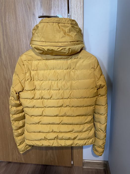 Жълто зимно яке