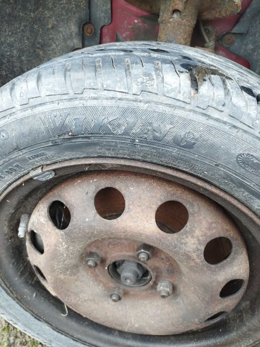 Vînd 2 cauciucuri cu jante Ford focus desmembrez mașină focus an2002