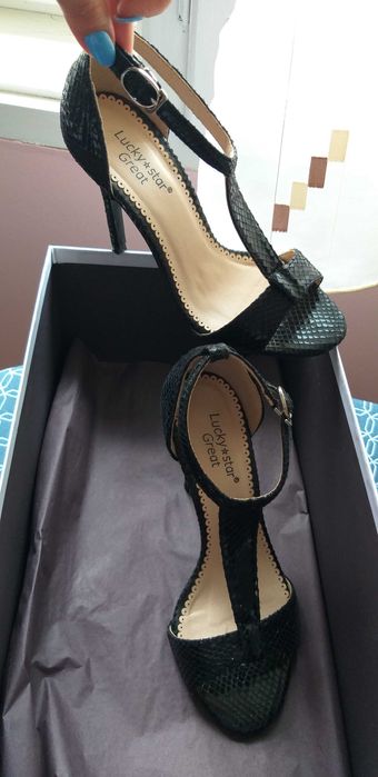 Sandale negre/Pantofi  decupati cu toc marimea 35