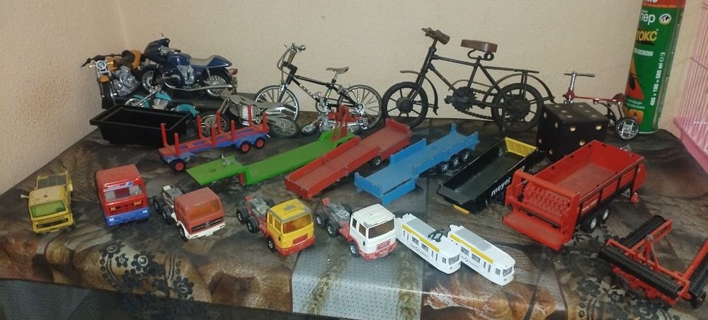 Продавам метални колички и камиони 1/18, 1:18 1:24 1:43