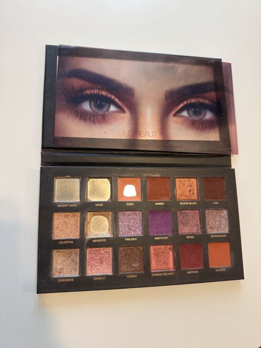 Huda Beauty палитра Desert Dusk