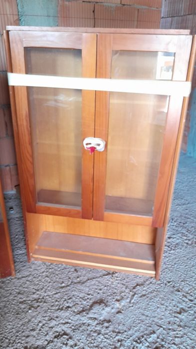 dulap cu rafturi si dulap cu vitrina din lemn de brad