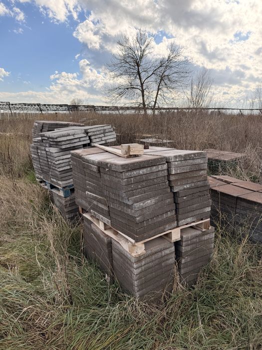 Бетонови бордюри, тухли, плочки и керемиди