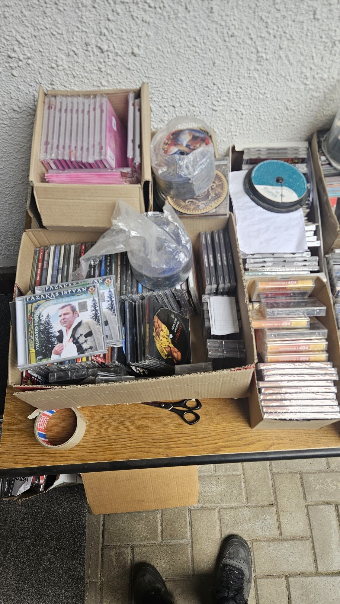 Colecție uriașă de CD-uri, casete și DVD-uri de vânzare
