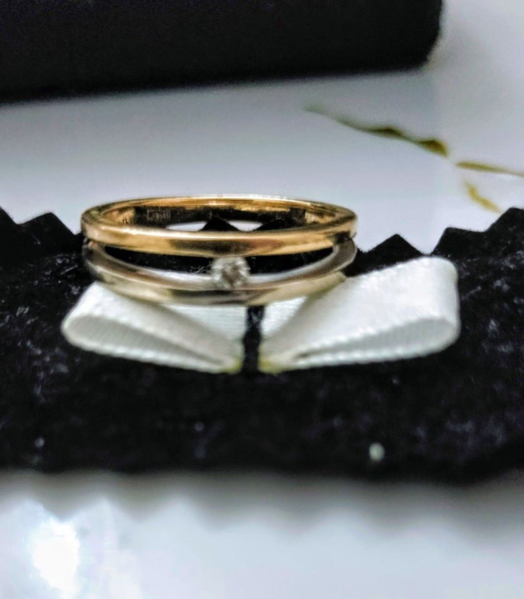 Продам золотое кольцо с  бриллиантом 0.04кр