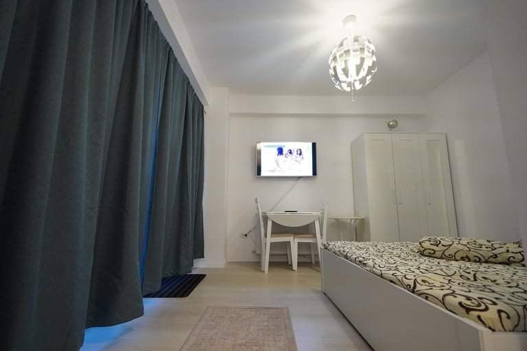 Inchiriez in extrasezon sau permanent garsoniera cu curte proprie