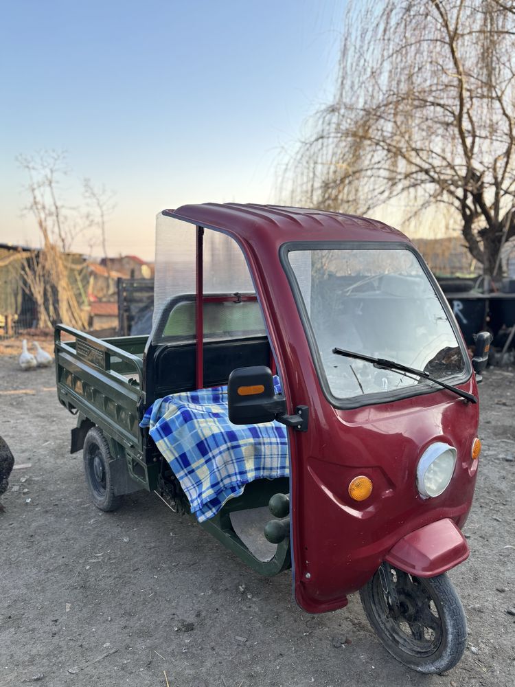 vand triciclu cu cabina