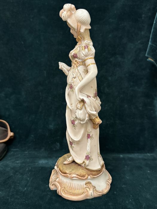 Statueta din portelan. Veche, semnata.
