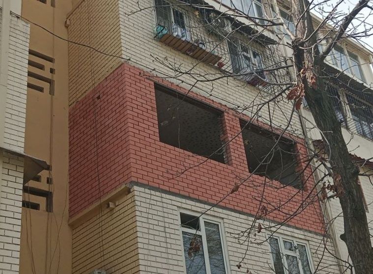 Кладка кирпича на балкона и демонтажний работа простой кирпичам