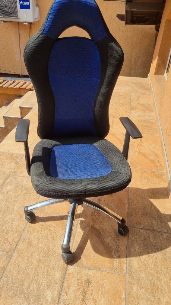 Геймърски стол в синьо и черно