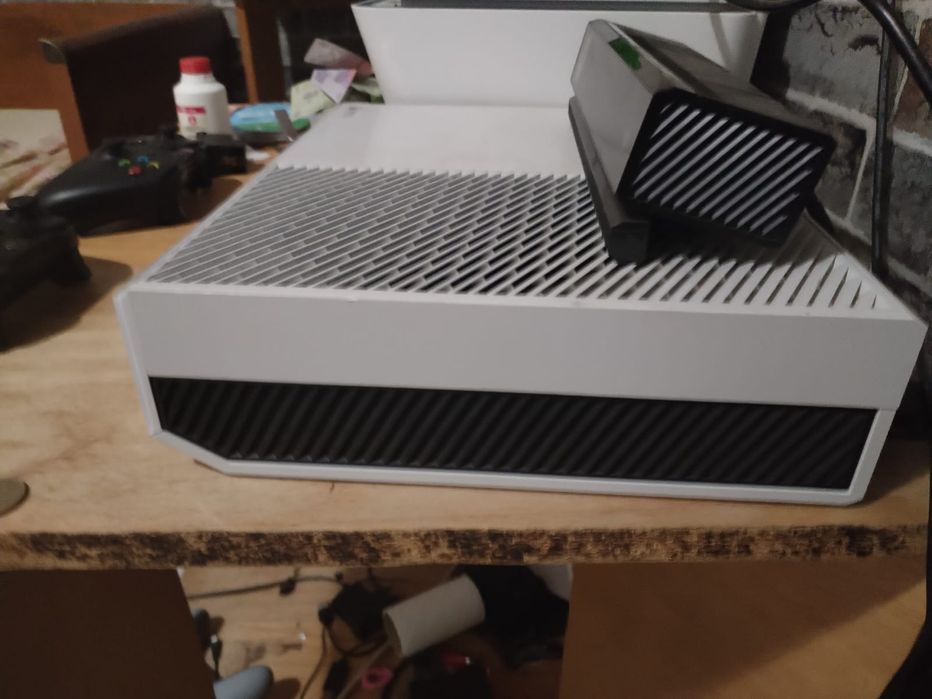 Vând Xbox one cu kinect și 2jocuri pe disc