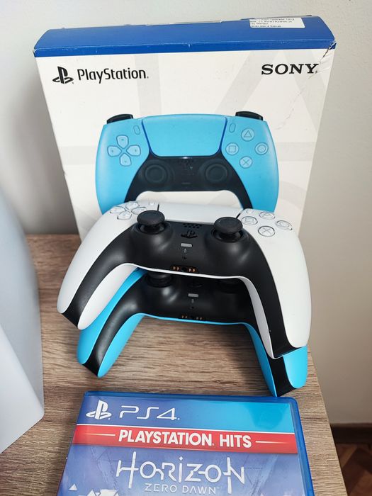 Продавам PS5 с два контролера+ 2 игри
