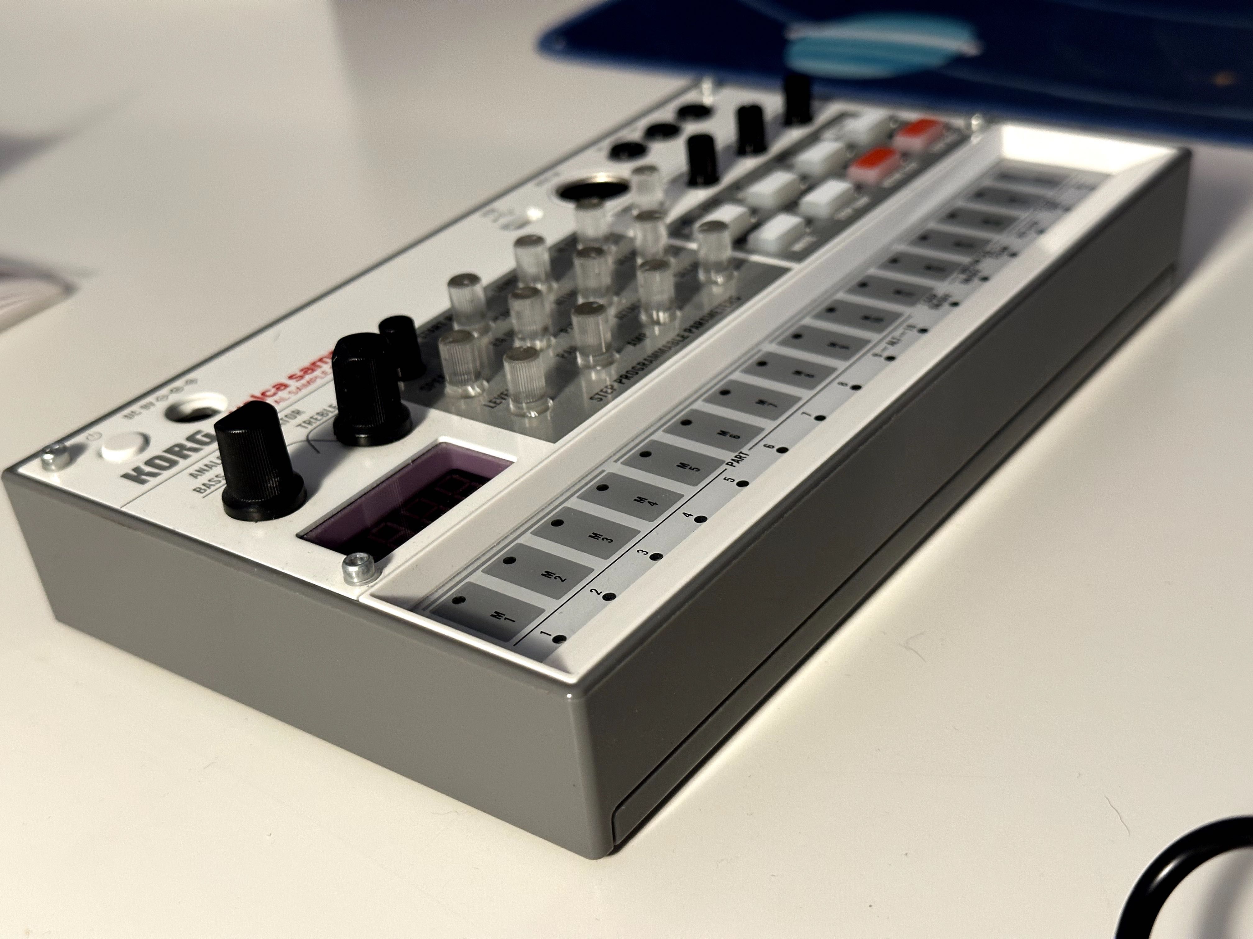 KORG Volca Sample 2 + adaptor alimentare + 6 baterii