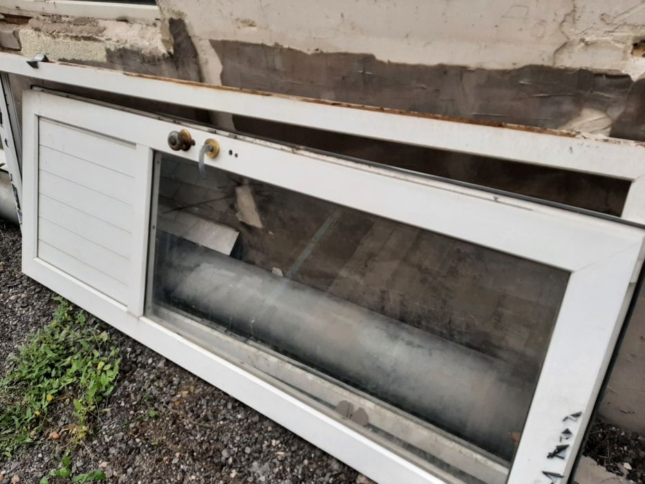 Продам пластиковую дверь