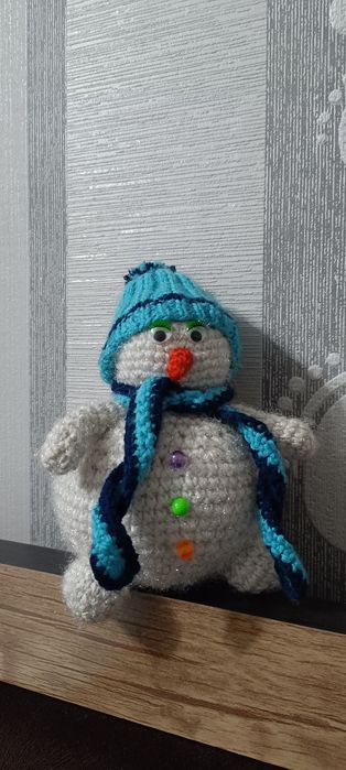 to'qilgan qorbobo o'yinchoq