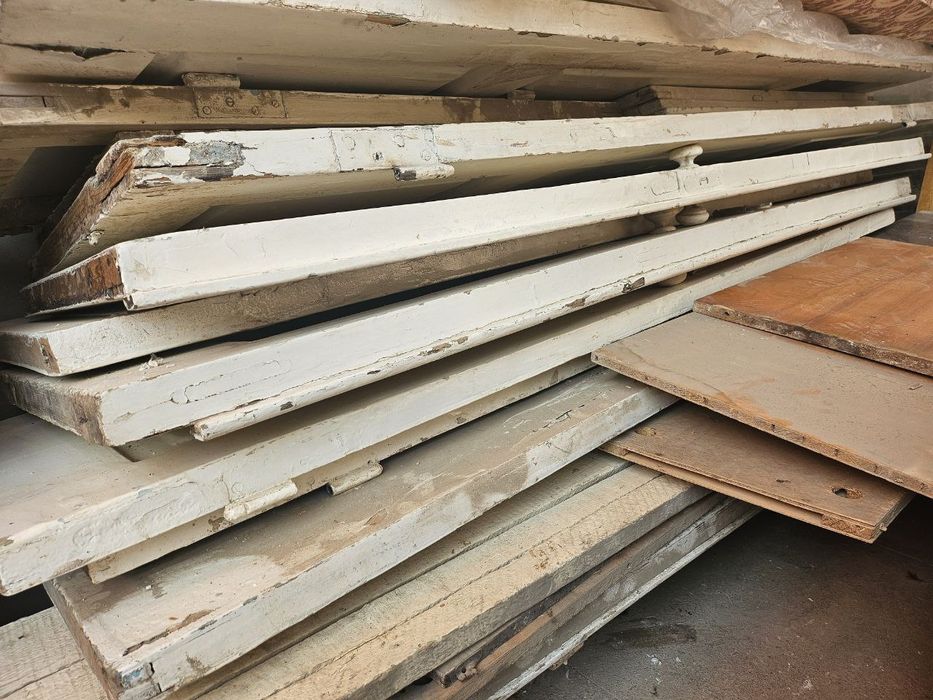 Taxta , eski eshik , rom