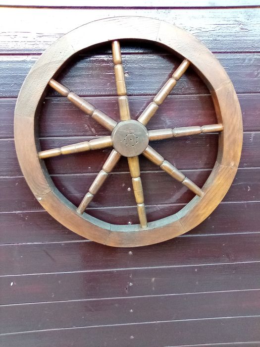 Roată decorativă din lemn – diametru 56 cm – rustic, autentic și de ef