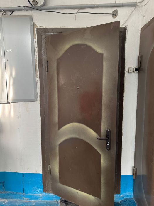 Железные двери в хорошем состоянии , размер 2 на 90