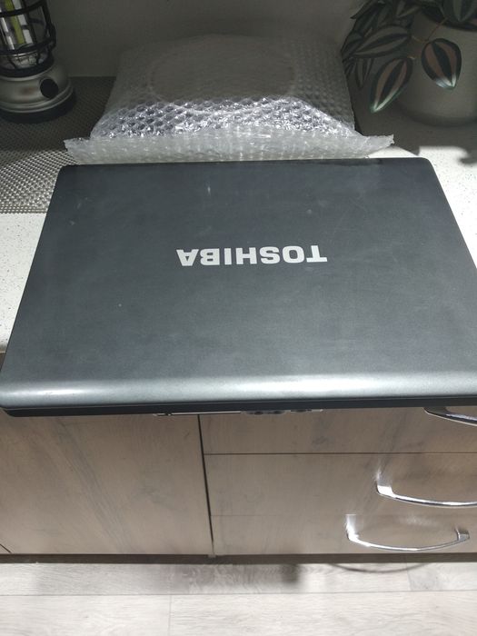 Ноутбук Ташиба, работает только от блока питания, блок питания есть