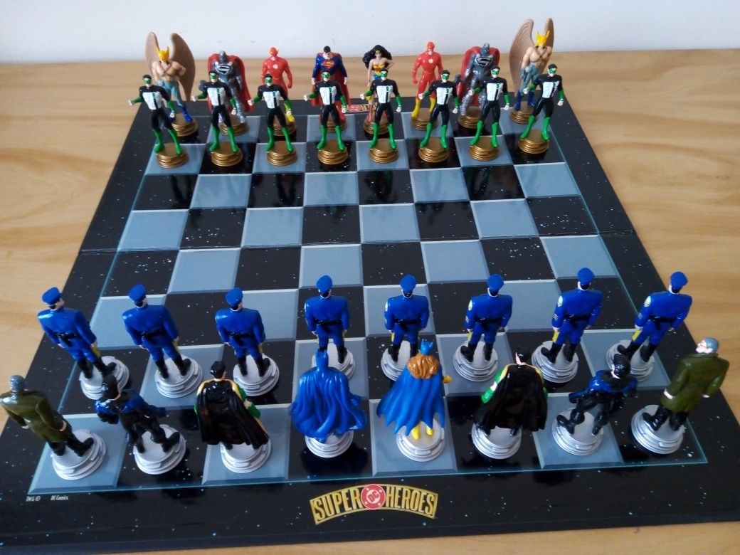 Joc de șah tematic cu figuri super eroi
