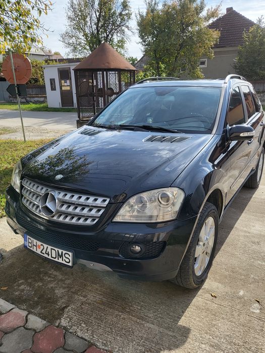Mercedes ml320.   2006