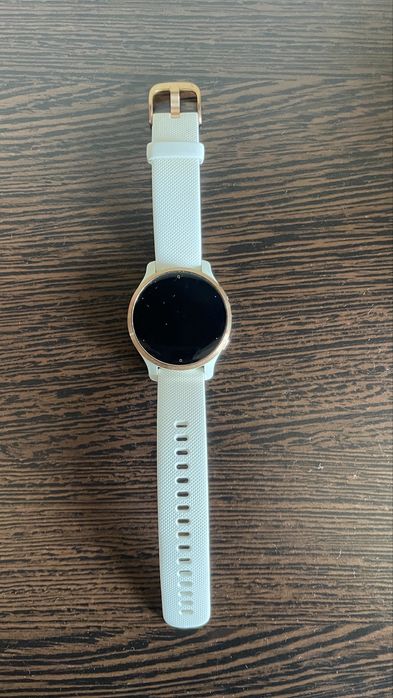 Garmin Venu 2S – Alb cu bezel auriu (Gold), model de damă – 700 lei