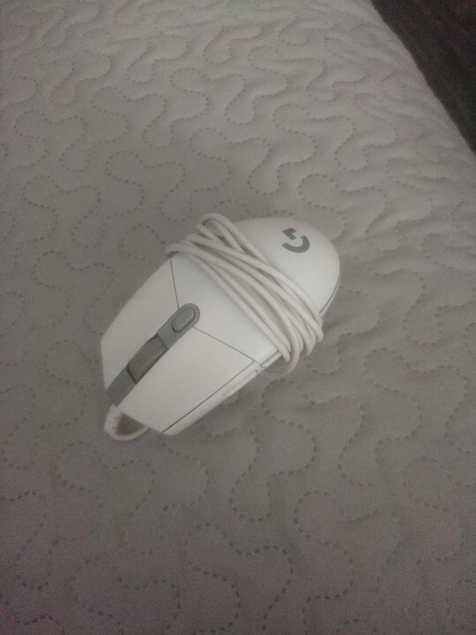 Mouse logitech  alb gaming