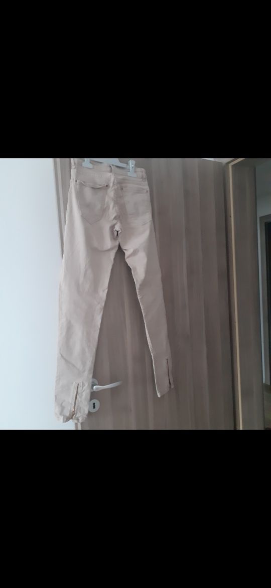 Pantaloni crem cu model la glezne