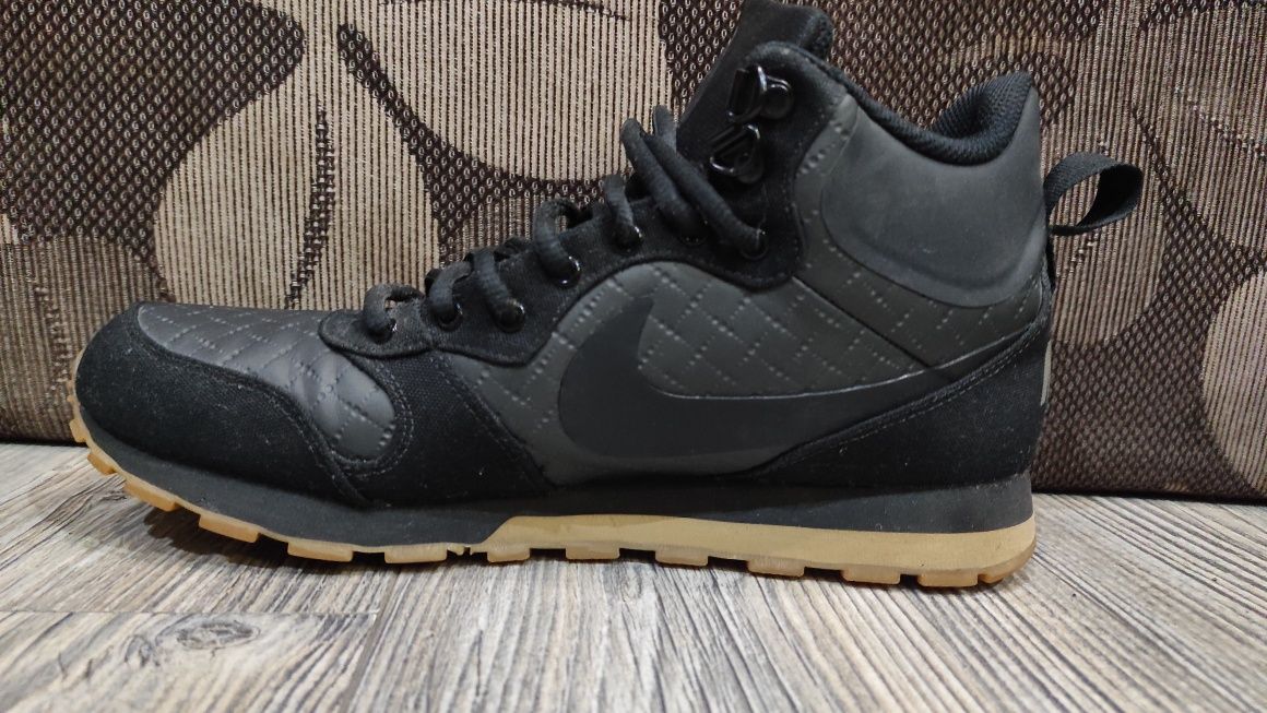Маратонки NIKE .