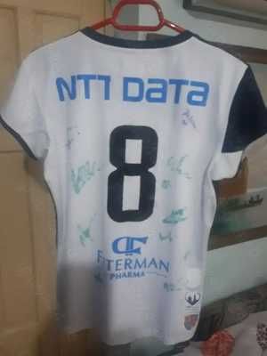 Tricou volei Fete NTT CLUJ cu autografe Banii merg la un baiat bolnav