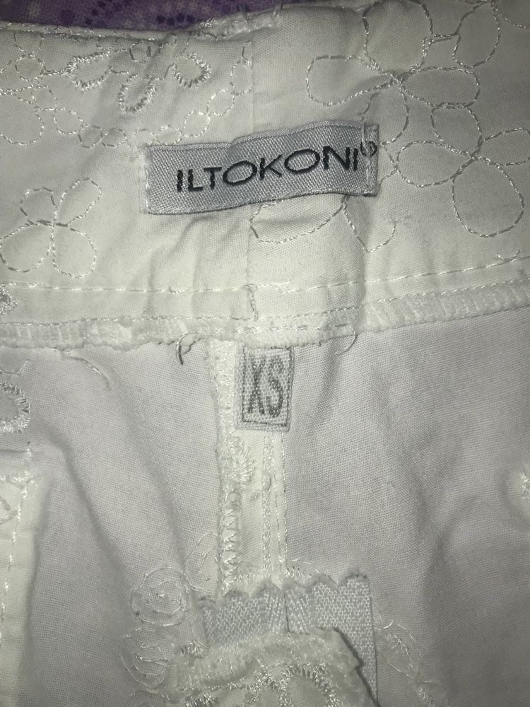 Къси панталонки с бродерия и къса пола “тип дънкова”
