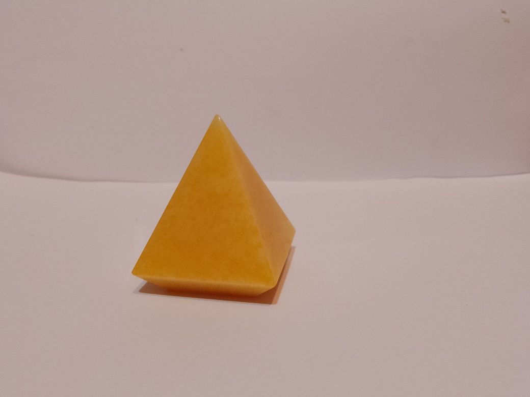 Пирамида от епокдидна смола