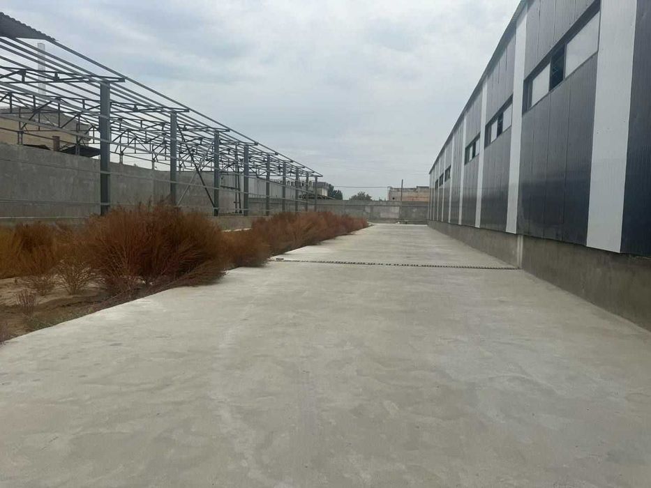 Продаётся 1 га производственная база.