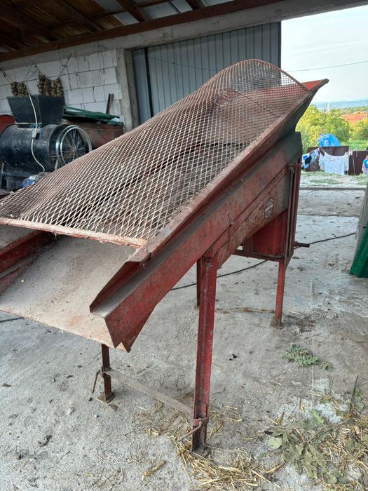 Vând mașină de depănușat porumb.