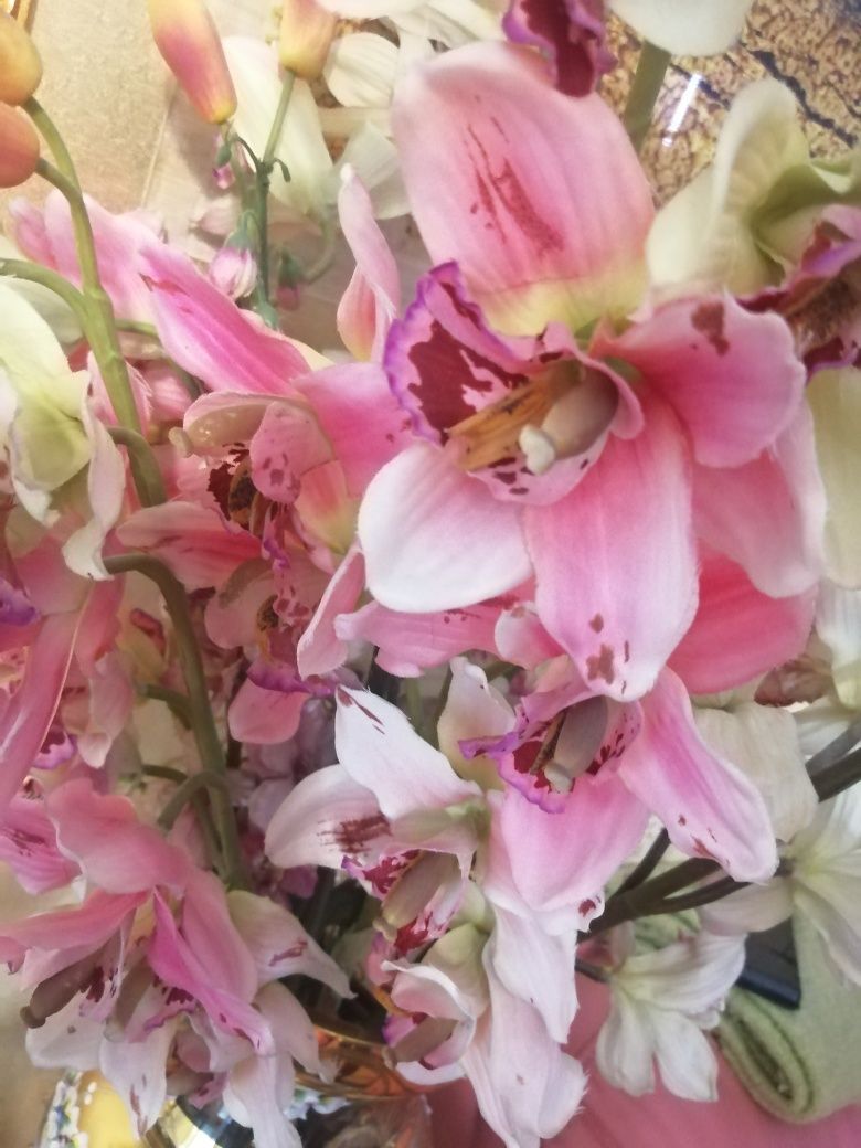 Искусственные цветы растения орхидея. Франция . Количество 7 веток