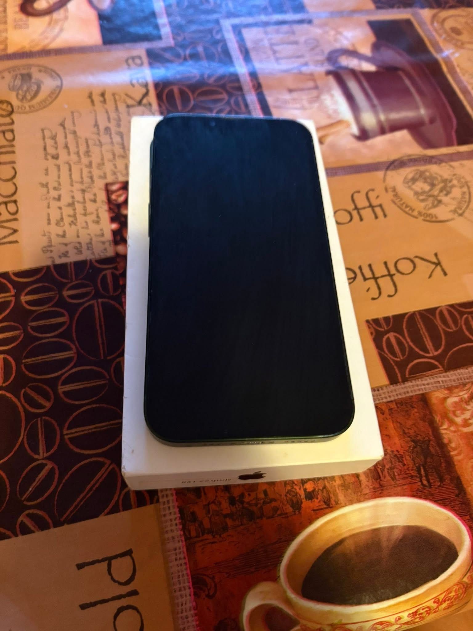 iPhone 14 в комплект с 4 протектора и чисто нов кабел