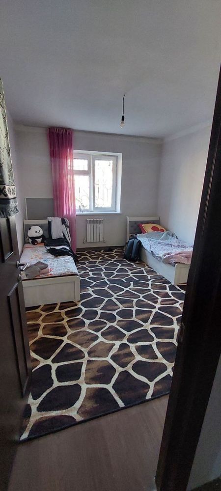 Unvirsam bozori va Shaxriston metrosi yonida kvartira