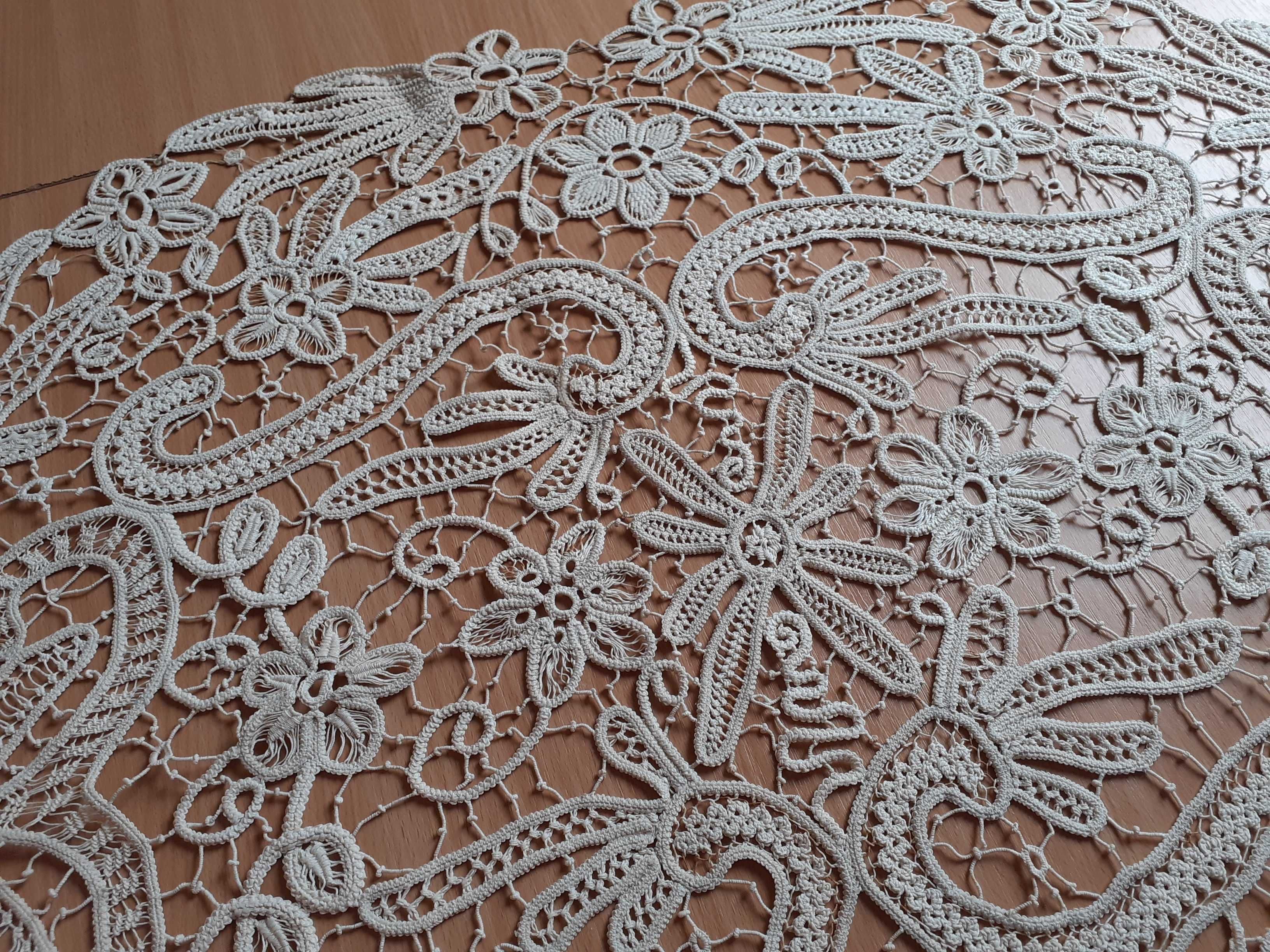 Fata de masa din macrame