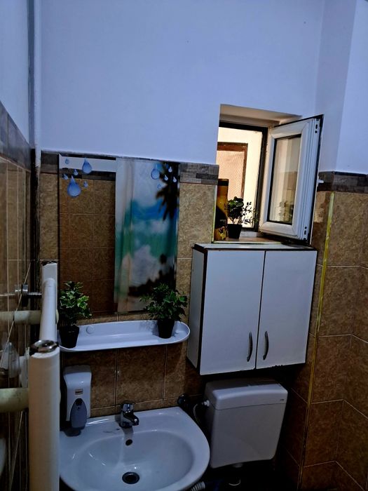 Cazare muncitori români și asiatici