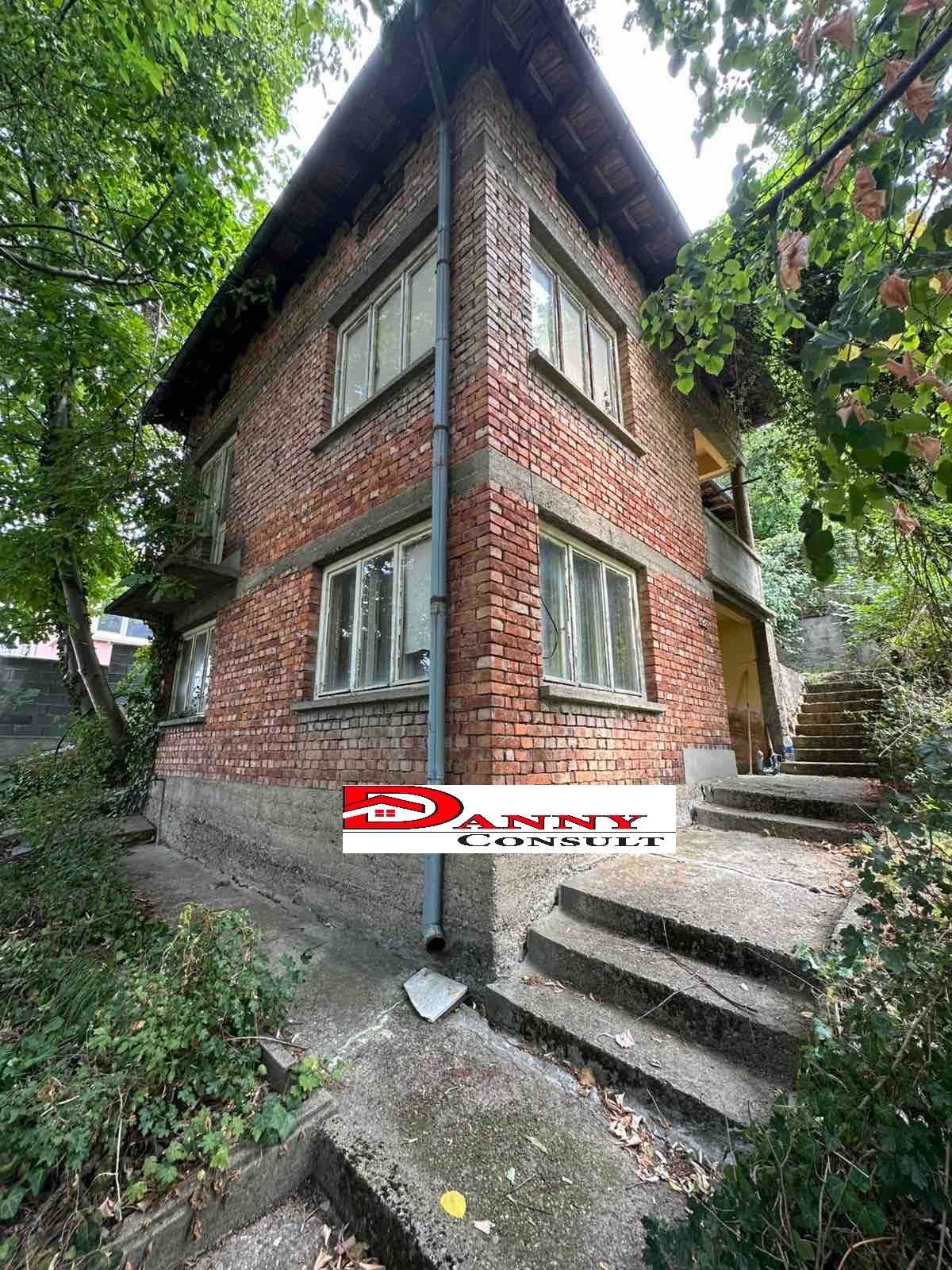 Двуетажна къща за продажба в гр. Габрово