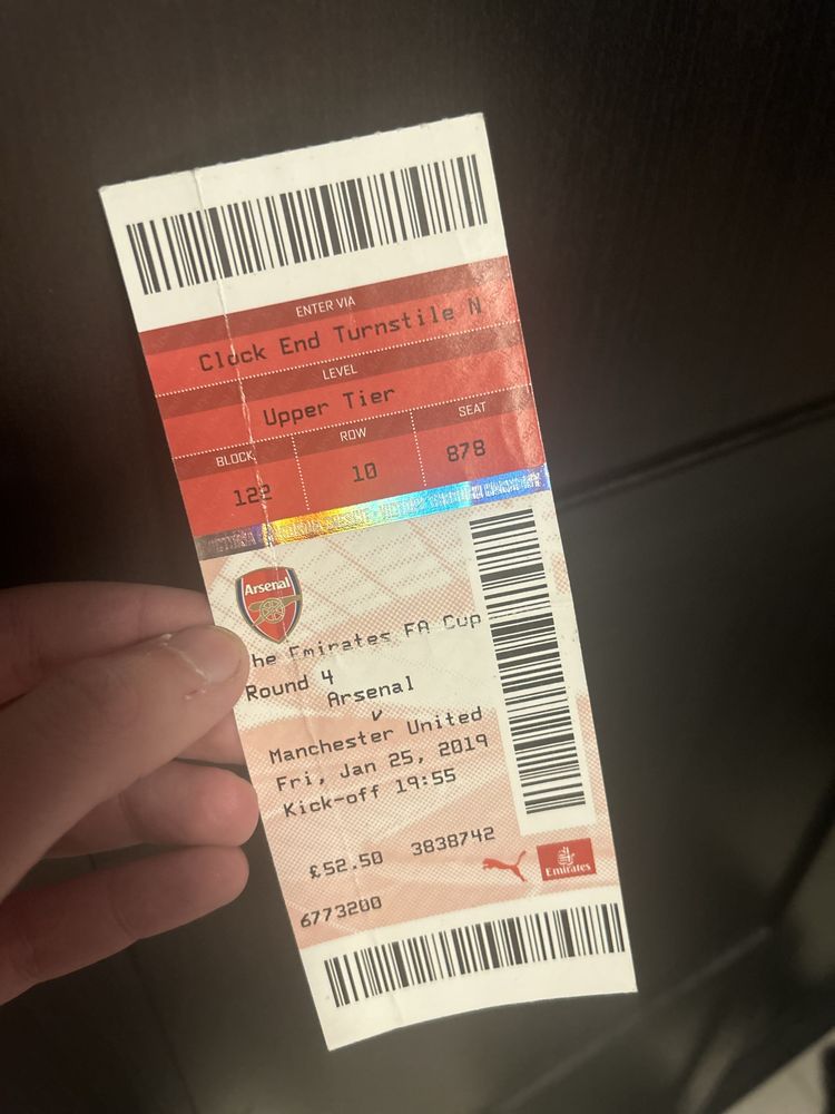 Билет 2019 Юнайтед и значки от фен шопа на магазина