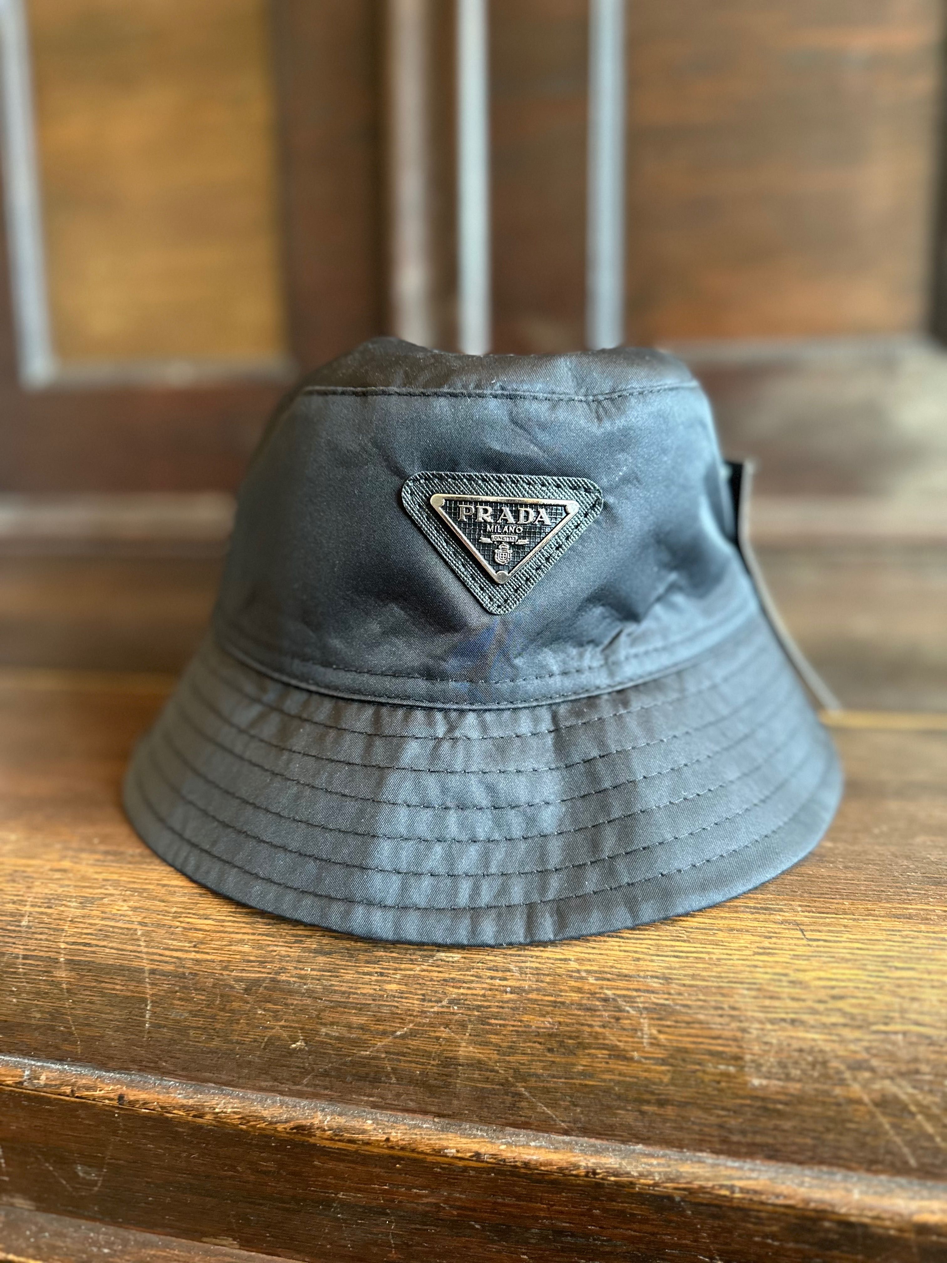 Черна шапка Прада, Prada