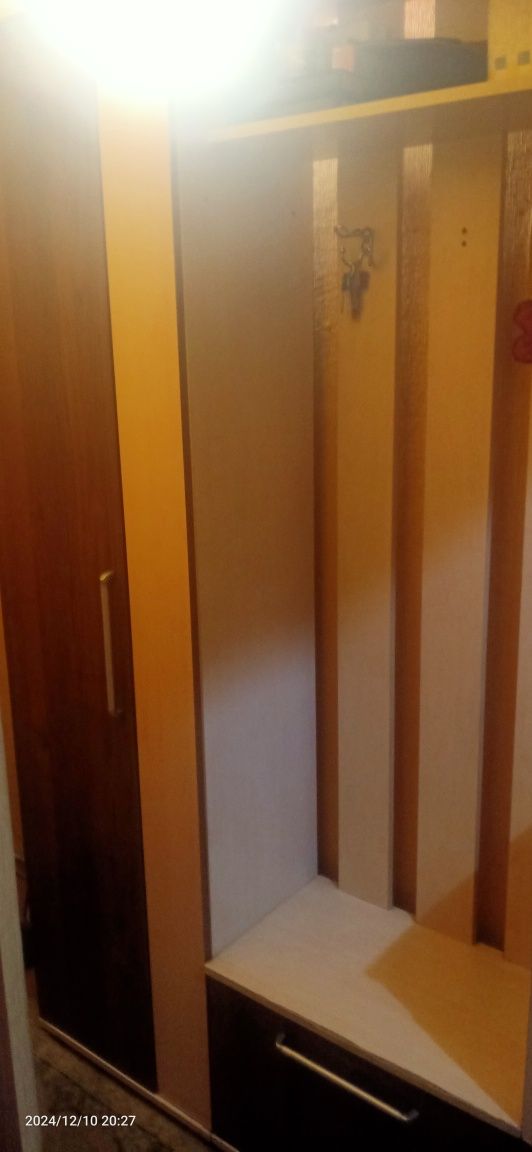 Продам прихожую,срочно