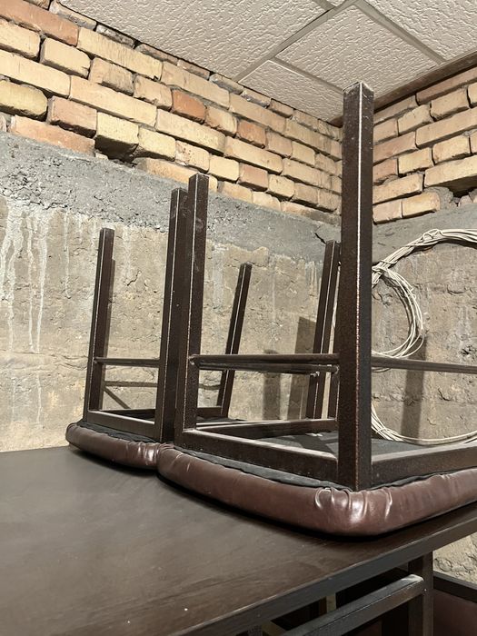 Стол с четырьмя стульями