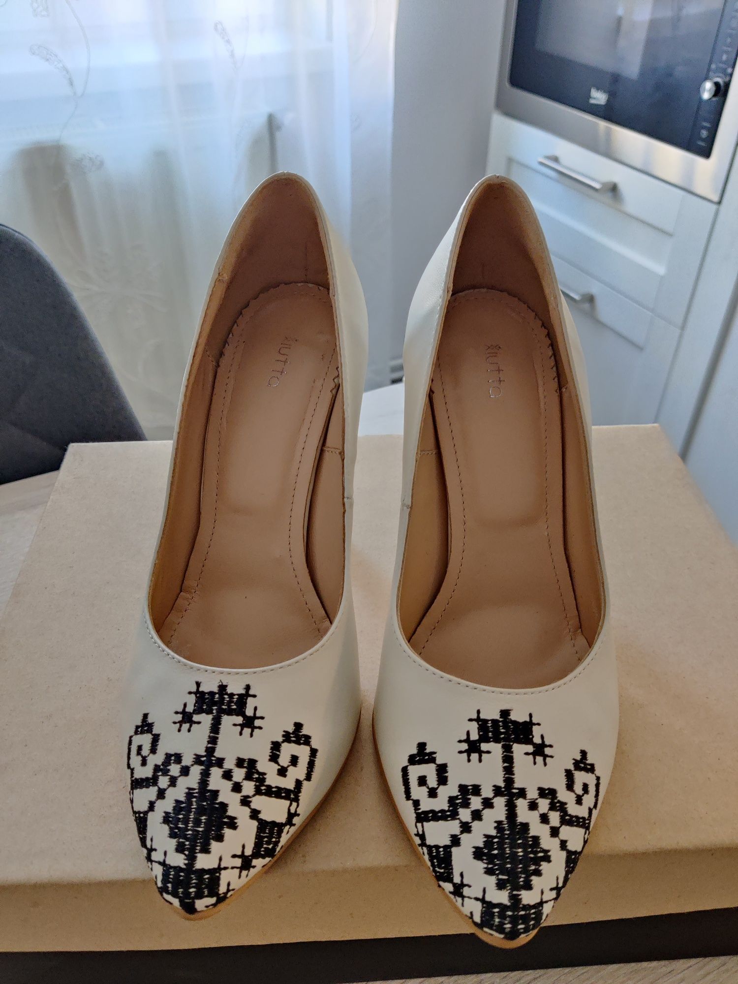 Pantofi Iutta albi broderie neagră 37