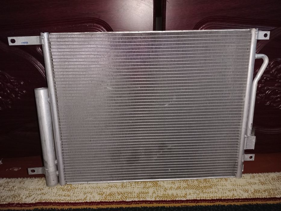 Avto konditsioner uchun kompressor va radiator sotiladi.