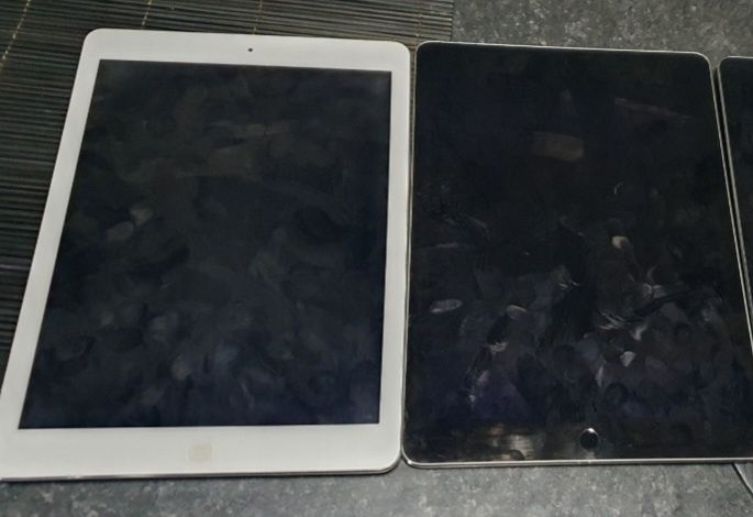 Vând Tablete Apple Ipad 1 si 2 16-32- gb..si CHUWI HIBook Pro cu Win10