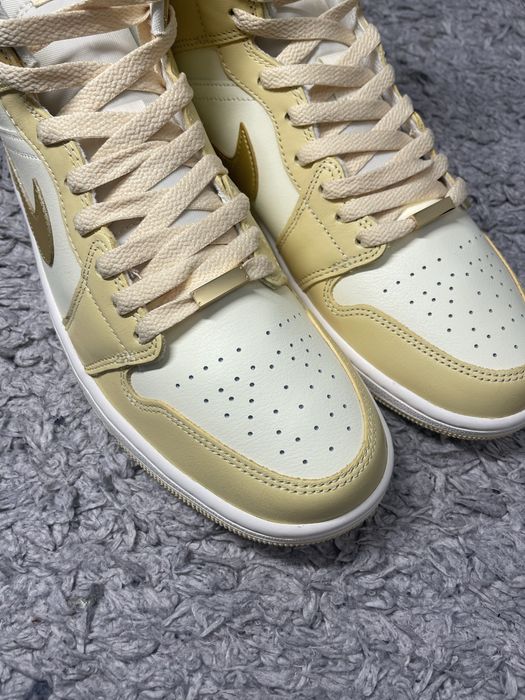 Air Jordan 1 Mid "Pale Vanilla"