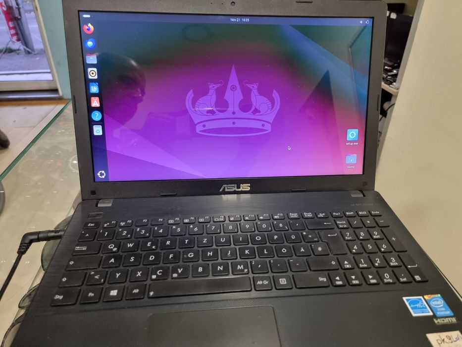 Лаптоп Asus подходящ за филми